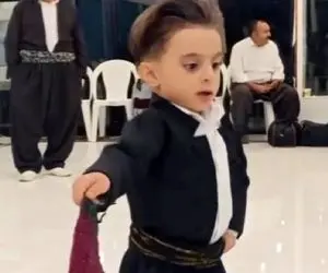 آواز برزنی؛ پسرک مینی کورد با لباس کردی عین مازالاق میرقصه همه هاج و واج موندن