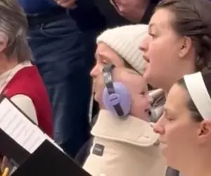 آواز شاد؛ مامانه نوزاد چهار ماهشو بقچه کرده تو بغلش آهنگ میخونه واکنشای نی نی  عالیه