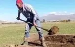 آواز شاد؛ آقاهه رفته رو تراکتور حین لاشه خالی کردن با بیل میخونه برای زنش و رقص میره