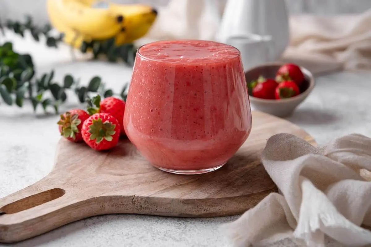 Vegan-Strawberry-Smoothie-Ready-1