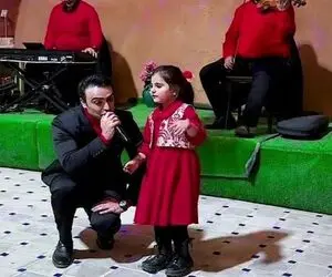 آواز شاد؛ دختر شیطون بلا به زور 5 سالش میشه طوری با خواننده میرقصه که قلنجات میشکنه