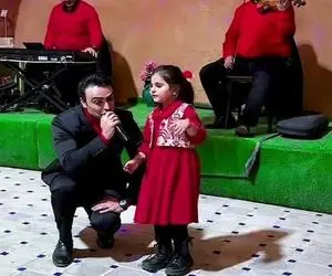 آواز شاد؛ دختر شیطون بلا به زور 5 سالش میشه طوری با خواننده میرقصه که قلنجات میشکنه