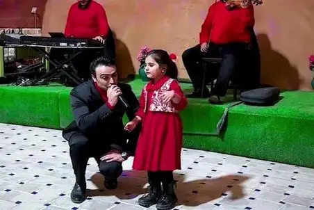 آواز شاد؛ دختر شیطون بلا به زور 5 سالش میشه طوری با خواننده میرقصه که قلنجات میشکنه