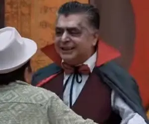 وقتی رضا شفیعی جم خون آشام وارد میشه قفلی میزنه رو عمو رشید میخواد خون گز سوهانی بمکه