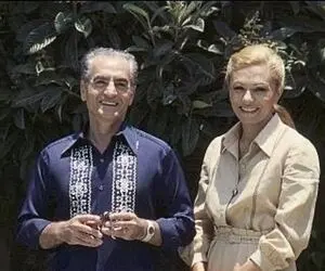 سفر به ایام قدیم 1340؛ گرگم به هوا بازی کردن فرح و شاه آسیمه سر
