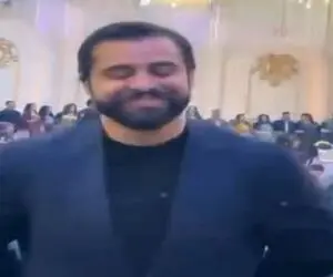آواز شاد؛ پسره خیلی سعی کرد جنتلمن باشه و تکون نخوره ولی نتونست جلو اهنگ مقاومت کنه 