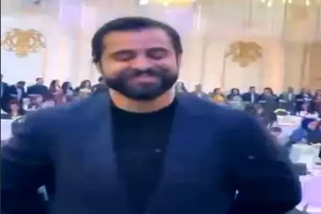 آواز شاد؛ پسره خیلی سعی کرد جنتلمن باشه و تکون نخوره ولی نتونست جلو اهنگ مقاومت کنه 