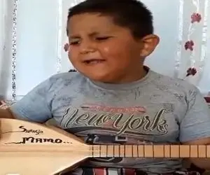 آواز جگرسوز؛ یه قطره بچه با سه تار یطوری غمگین میخونه انگار اندازه 100 سال غم دیده