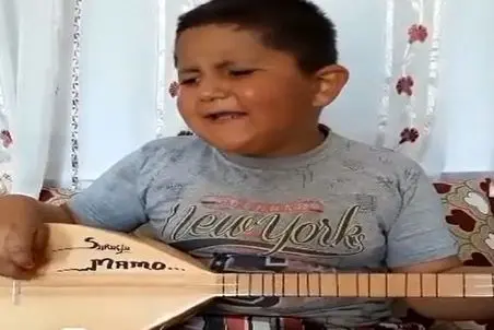 آواز جگرسوز؛ یه قطره بچه با سه تار یطوری غمگین میخونه انگار اندازه 100 سال غم دیده