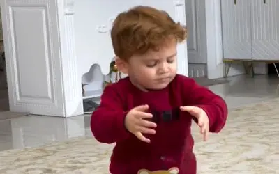 آواز شادیسم؛ پسر بچه گوله نمکه ادای رقص داییشو در میاره سرجمع دو سالشه انقد بلده