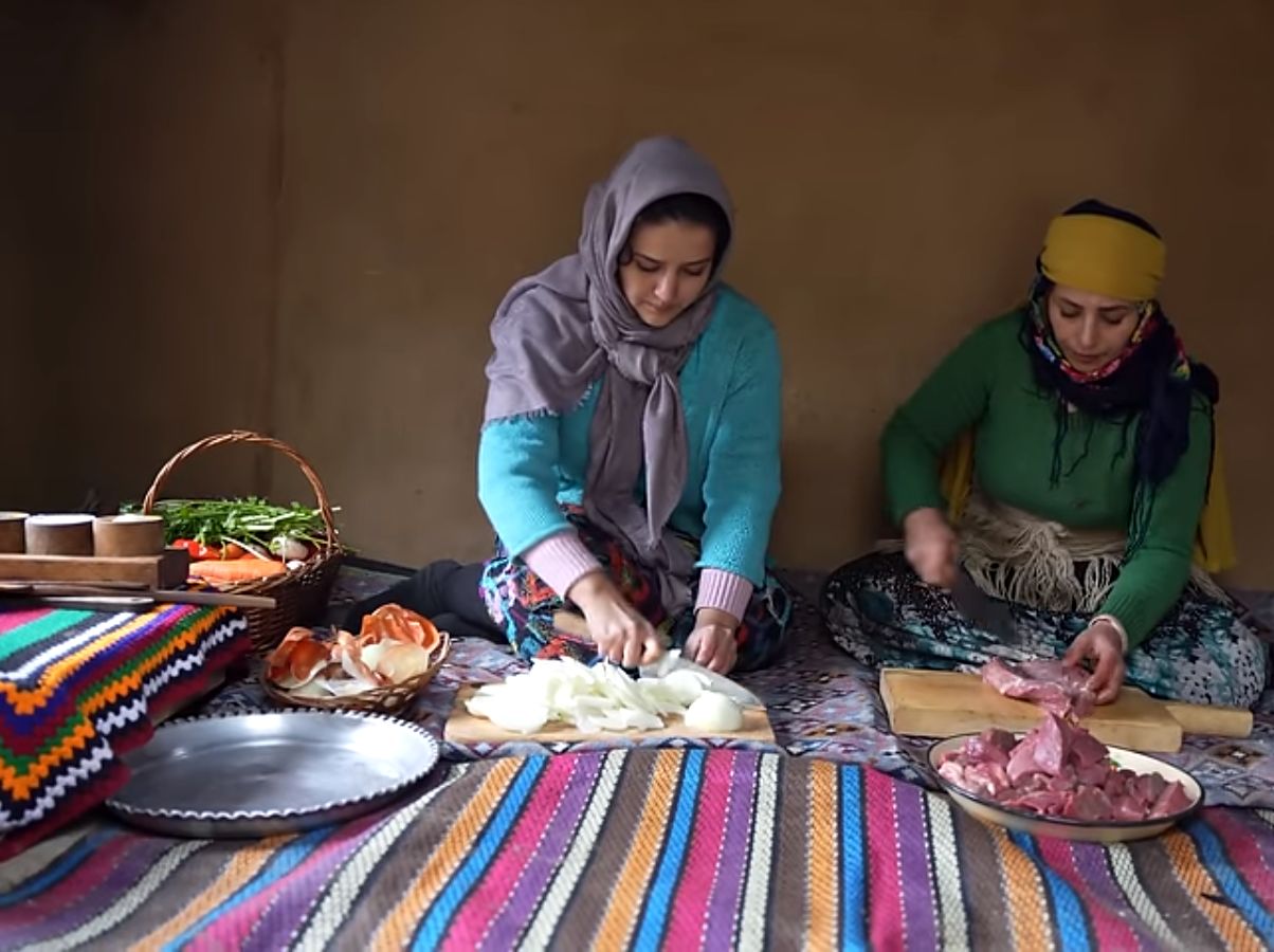 غذای خوش پخت دهاتی؛ دخترای باذوق سفره پهن کردن اعیونی خوراک گوشت چرب و چیل و نون محلی
