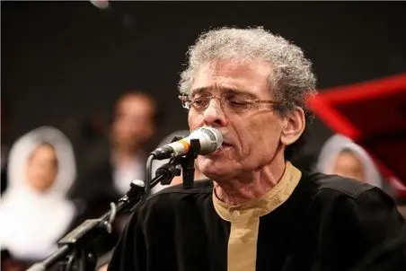 آواز کردی/استاد کامکار بزرگ با صدای گرفتش تو مهمونی خونه خودش میزنه و میخونه