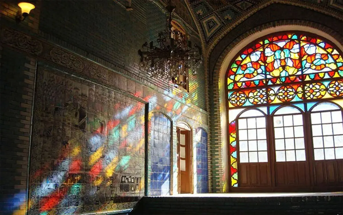 (عکس) جنجال کلیپ دختران بی حجاب در تکیه معاون الملک کرمانشاه