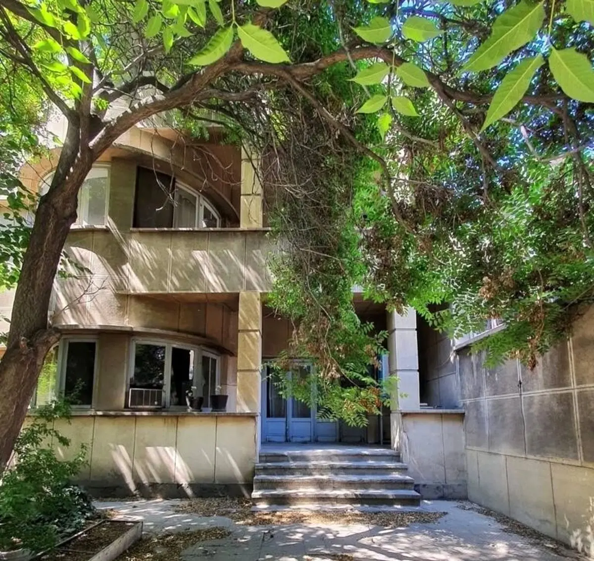 خانه ای قدیمی از پکیج منازل دوران پهلوی؛ معماری این سازه در سال 1357 فوق لاکچری بود خانه ای قدیمی از پکیج منازل دوران پهلوی؛ معماری این سازه در سال 1357 فوق لاکچری بود