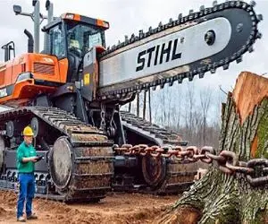 ابزارآلات غول پیکر؛ اپراتور ماهر تنه رو با اره دیسکی کنده رو با زنجیر دو سوت نیست کرد