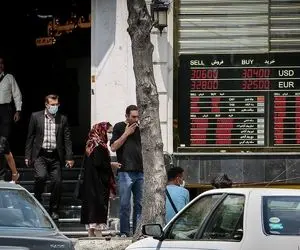 بازار دلار هیجانی شد؛ فعلاً نه خرید نه فروش فقط نظاره!