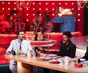 سکانس شاد/پسر امین حیایی گیر داده به خانم ملکی یه نفر میگه خودت کرم داشتی 