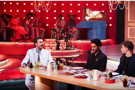 سکانس شاد/پسر امین حیایی گیر داده به خانم ملکی یه نفر میگه خودت کرم داشتی 