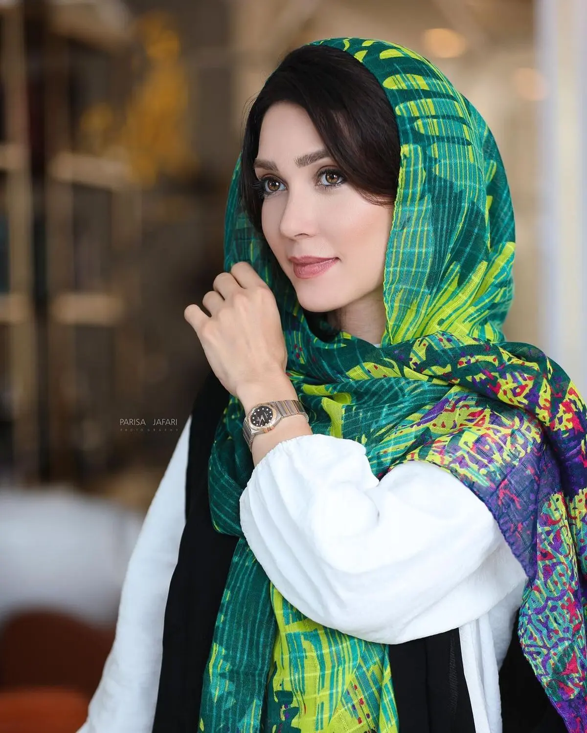 بیوگرافی شهرزاد کمل زاده: شهرزاد کمال زاده متولد 7 فروردین 1364 در تهران ، بازیگر سینما و تلویزیون است. فارغ التحصیل لیسانس رشته مهندسی کامپیوتر می باشد که حامی حیوانات بوده و عضو تیم فوتبال هنرمندان است.  خانم بازیگر در سال 1391 با سریال راه طولانی به کارگردانی رضا کریمی در نقش بهاره شناخته شد و یکسال بعد در سریال بچه های نسبتا بد هم درخشید. ایشان در کنار بازیگری در چند سال اخیر بعنوان منشی صحنه و دستیار کارگردانی هم کار کرده است.