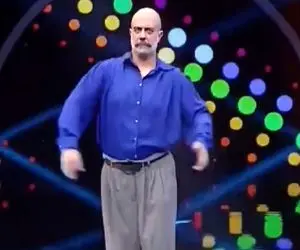 آواز برزنی؛ آقاهه تیپ دهه 60 زده چه رقص کنان آهنگ با خوب و بدم ساختی ننه رو خوند