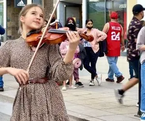 مطربی خیابانی؛ ببینید این دختر با ساز ویولن وسط میدون چه ولوله ای بپا میکنه