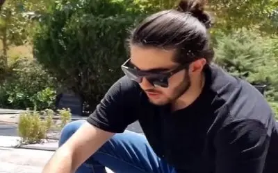 آواز ماندگار؛ پسره موهاشو جومونگی بسته سر مزار مرتضی پاشایی آهنگشو میخونه چه استعدادی