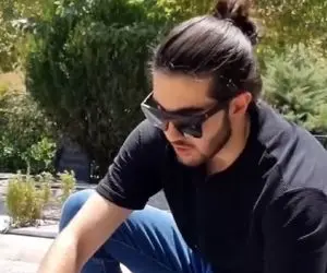 آواز ماندگار؛ پسره موهاشو جومونگی بسته سر مزار مرتضی پاشایی آهنگشو میخونه چه استعدادی