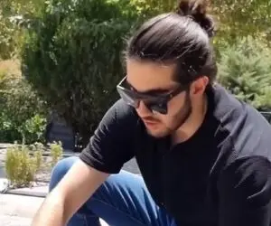 آواز ماندگار؛ پسره موهاشو جومونگی بسته سر مزار مرتضی پاشایی آهنگشو میخونه چه استعدادی