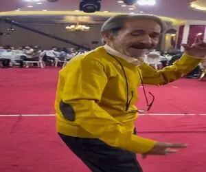 آواز شاد؛ پیرمرد کمر فنری یه جور باحال و دل باز کن رقصید خواننده گفت شاباش این با من