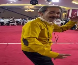 آواز شاد؛ پیرمرد کمر فنری یه جور باحال و دل باز کن رقصید خواننده گفت شاباش این با من