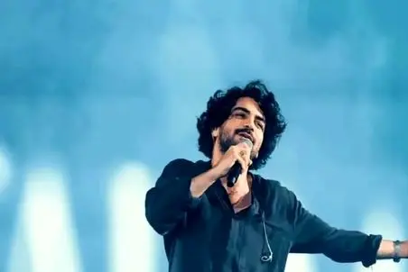 آواز احساسی؛ وقتی عرفان طهماسبی خواسته طرفدار خانمو رو چشاش گذاشت دختره ذوقی کردا