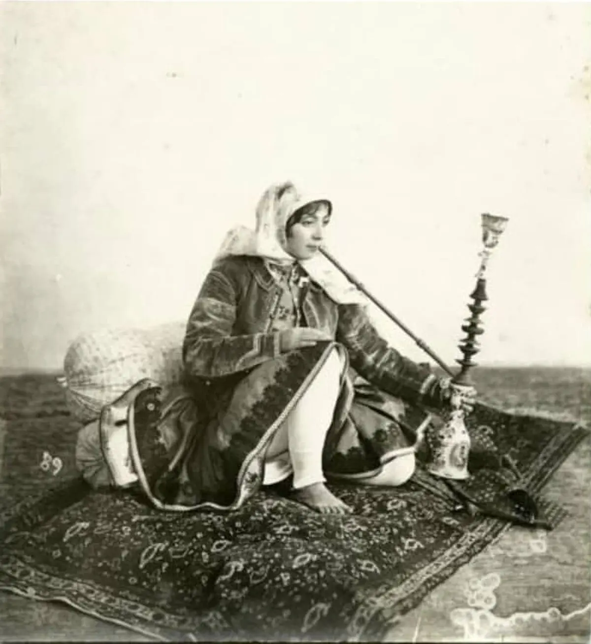 آنتوان سوریوگین اواخر دهه ۱۸۳۰ میلادی در سفارت روسیه در تهران از پدری روس و مادر گرجی  زاده شد. 