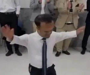 آواز شاد؛ این آقا با قد وقامت ریزه و میزش ببینید چه طوفانی میکنه وسط تالار 