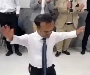 آواز شاد؛ این آقا با قد وقامت ریزه و میزش ببینید چه طوفانی میکنه وسط تالار 