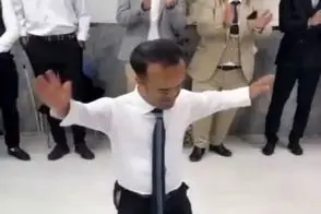 آواز شاد؛ این آقا با قد وقامت ریزه و میزش ببینید چه طوفانی میکنه وسط تالار 