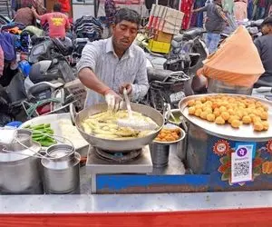غذا خیابانی سوخاری؛ کنار جاده تو یه گاری این آقا چجور این همه مدل سوخاری درست میکنه