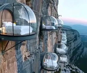 معماری خلاقانه؛ روی کوه اتاق نقلی شیشه ای ولی اعیونی ساختن به عنوان هتل اجاره میدن