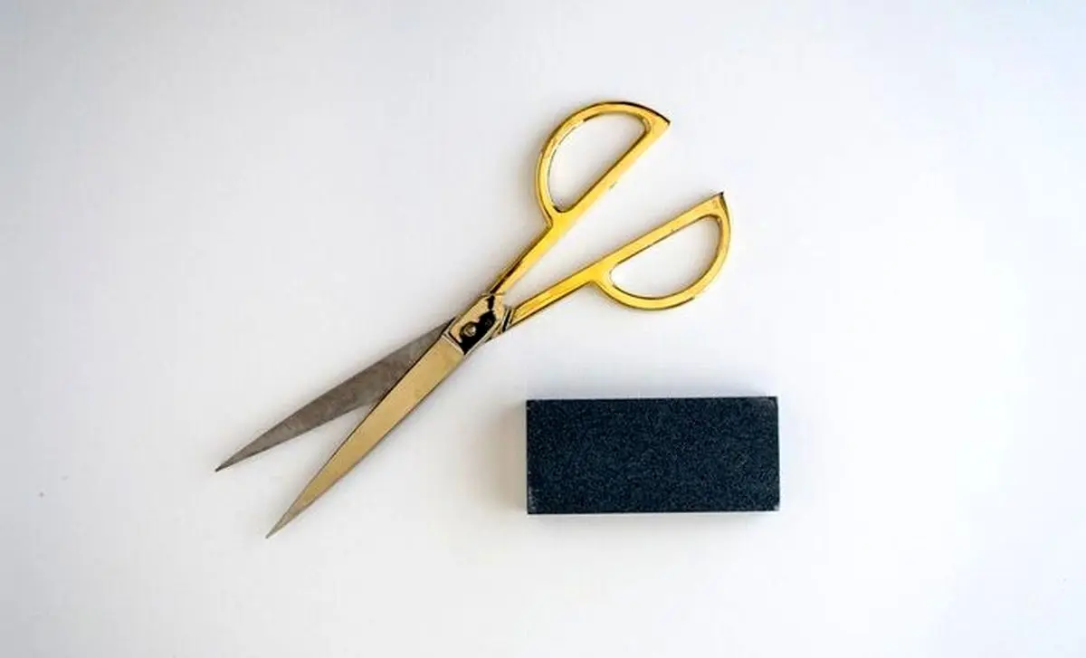 DSC_0061edit_web_how_to_sharpen_scissors_at_home_sharpening_stone-709x430-1