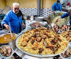 غذای خیاابانی؛ کابلی پلوی غول پیکر افغانی که ۴۰ کیلو گوشت پخته شده ریختن تو دیگ