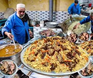 غذای خیاابانی؛ کابلی پلوی غول پیکر افغانی که ۴۰ کیلو گوشت پخته شده ریختن تو دیگ