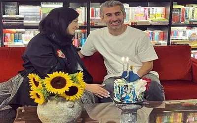 (عکس) سوپراستار سینما پس از خرید کتاب تاریخ استقلال در کنار مجتبی جباری