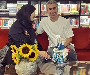 (عکس) سوپراستار سینما پس از خرید کتاب تاریخ استقلال در کنار مجتبی جباری