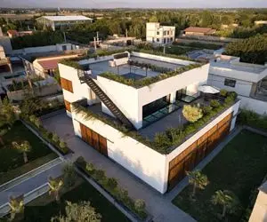 ویلای هانا کانسپتی مناسب برای هر آب و هوا/ بنایی درون گرا و ملهم از مکعب متداخل