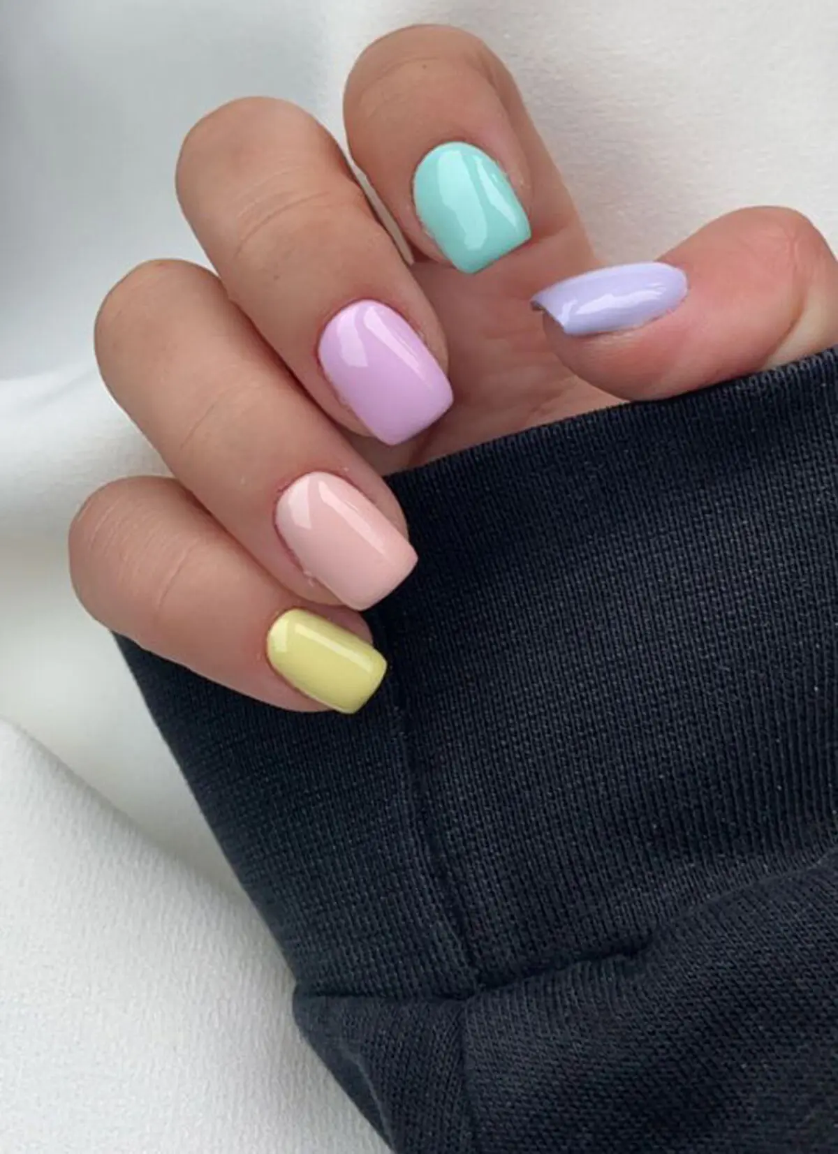 pastel-nail-model-15