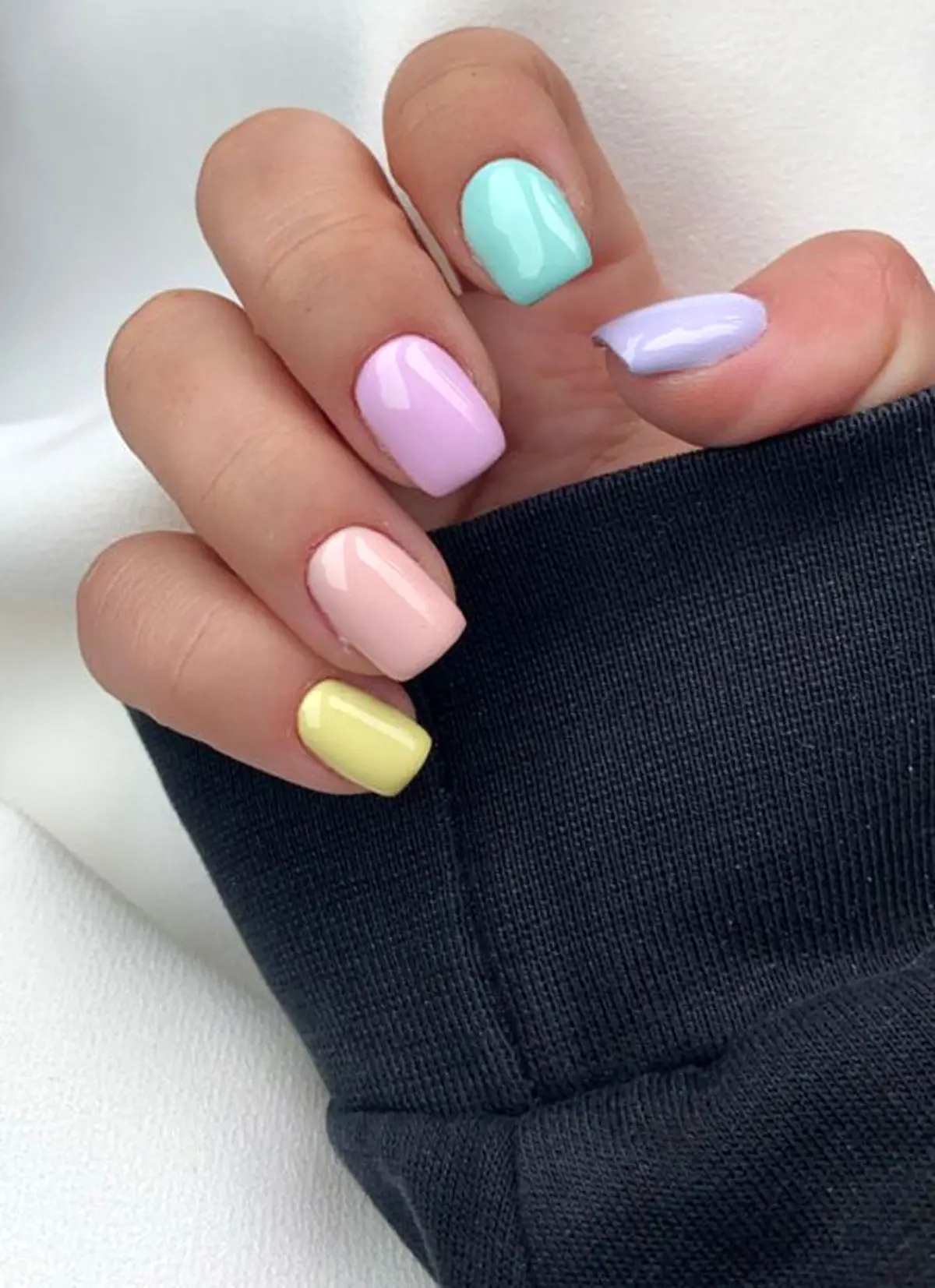 pastel-nail-model-15