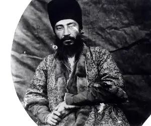 سفر به دوره قاجار؛ عکس یادگاری همزاد نوید محمدزاده با دست شکسته تو دوره قاجار