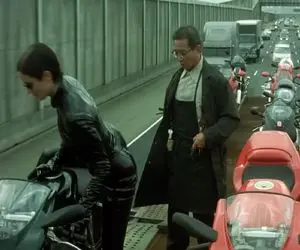 جادوی سینما؛ زنه تو ماتریکس خودش گیر کرده از رو کامیون در حال حرکت موتور میدزده