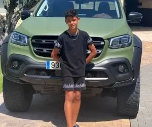 تصاویر از زندگی و کادوی لاکچری پسر رونالدو!