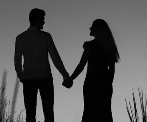 دختره بعد از چند سال عشق اولشو با زن و بچش میبینه واکنش پسر رو ببین