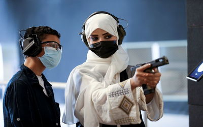 (عکس) کلاس تیراندازی دختر سعودی!